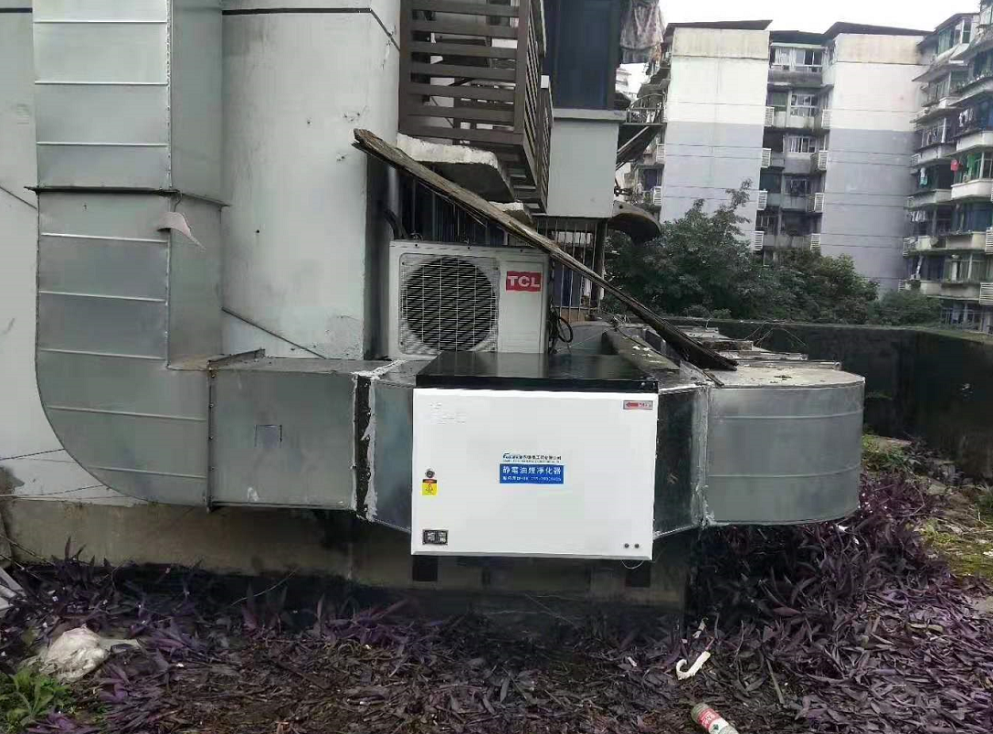 油煙凈化器安裝在地面上。.png