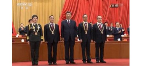 以國之名，致敬抗疫英雄！