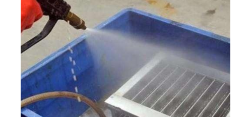 柳青鎮(zhèn)為餐館免費清洗油煙凈化器為控制油煙污染并改善環(huán)境質(zhì)量！